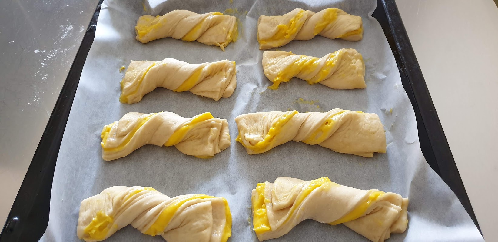 Brioche alla crema formate e pronte da cuocere