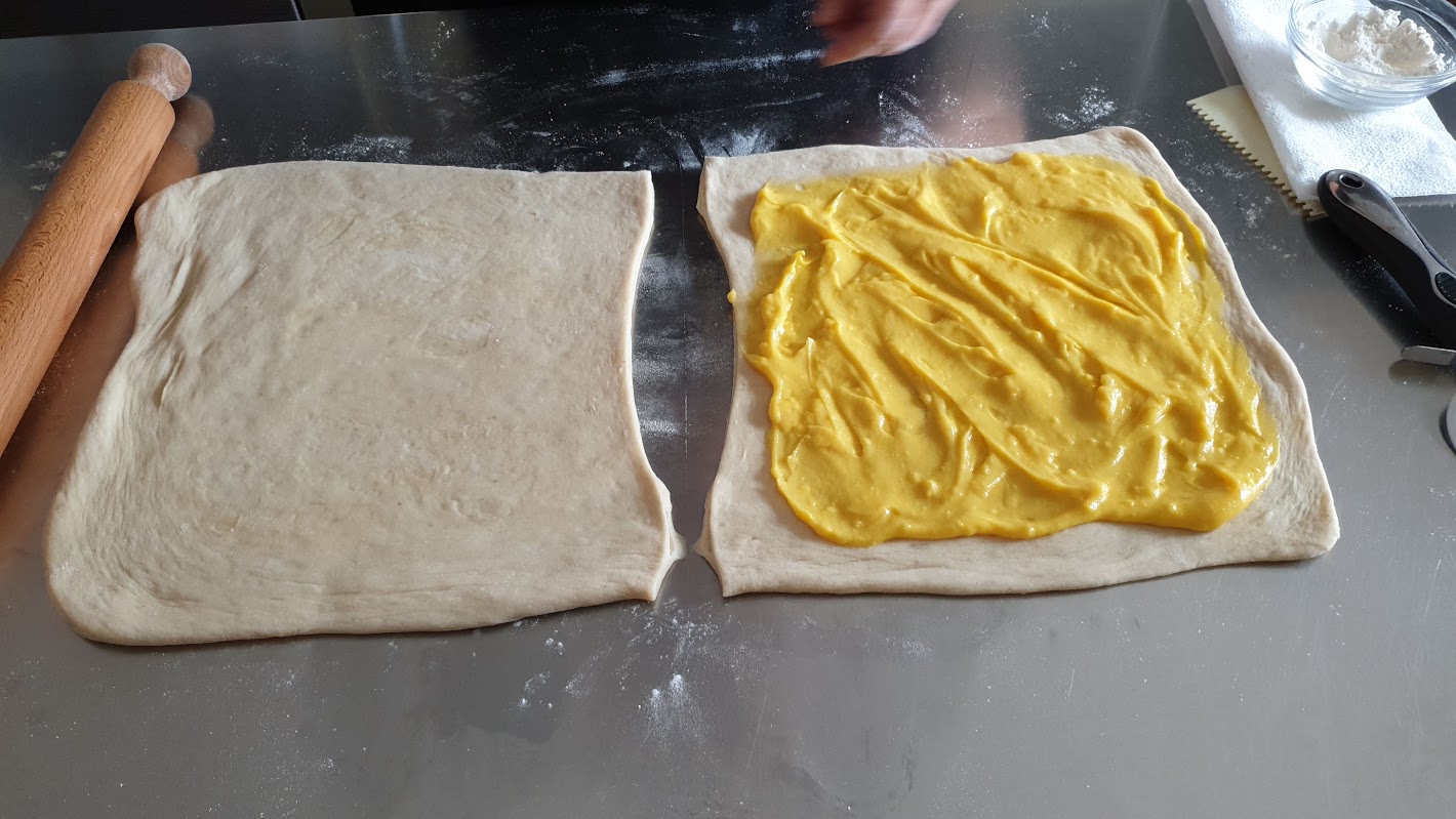 Farcitura delle brioche con la crema pasticcera