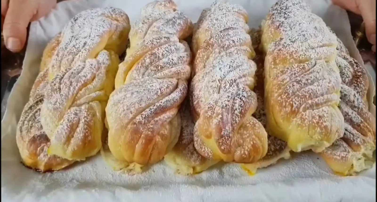 Brioche intrecciate soffici spolverate di zucchero a velo