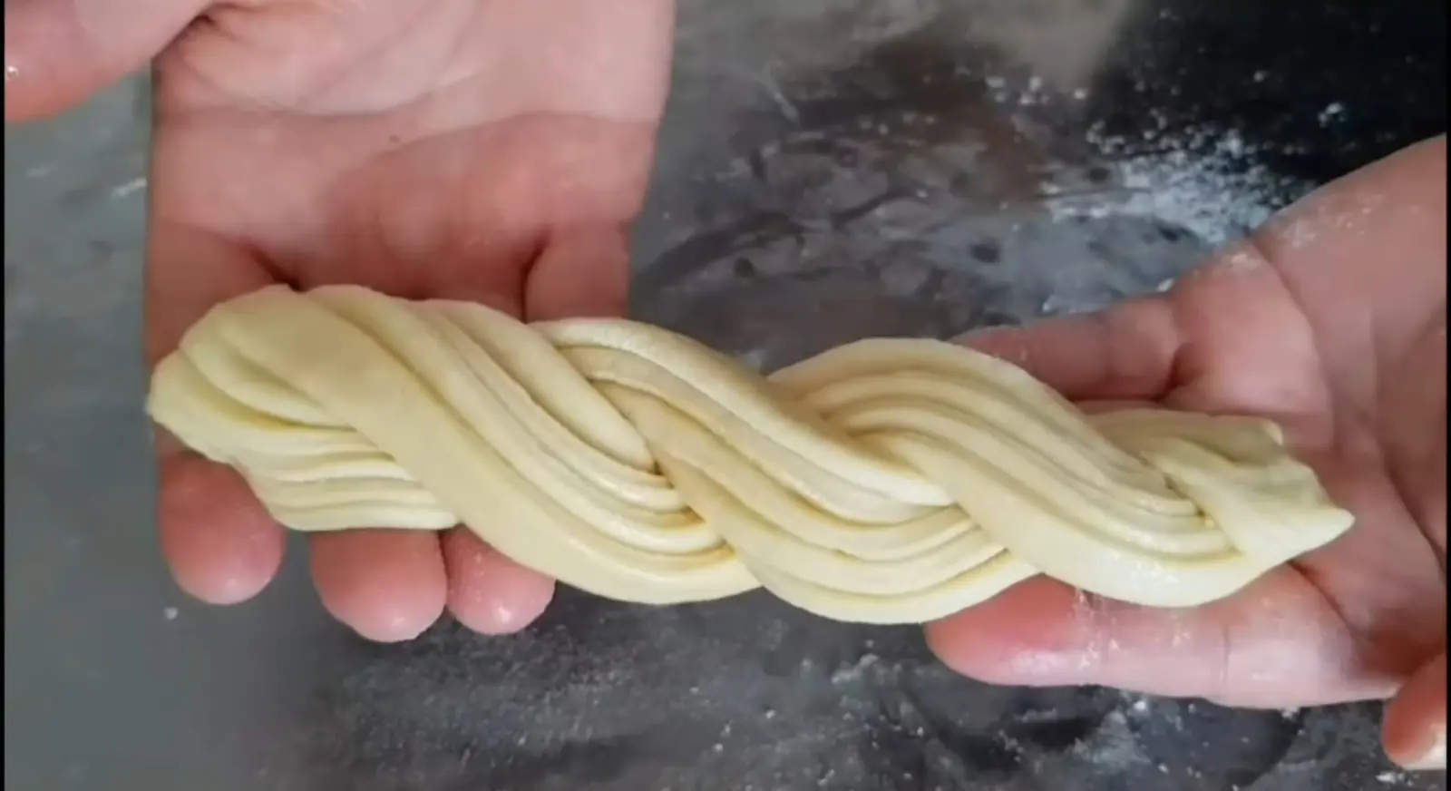 Formatura della brioche intrecciata