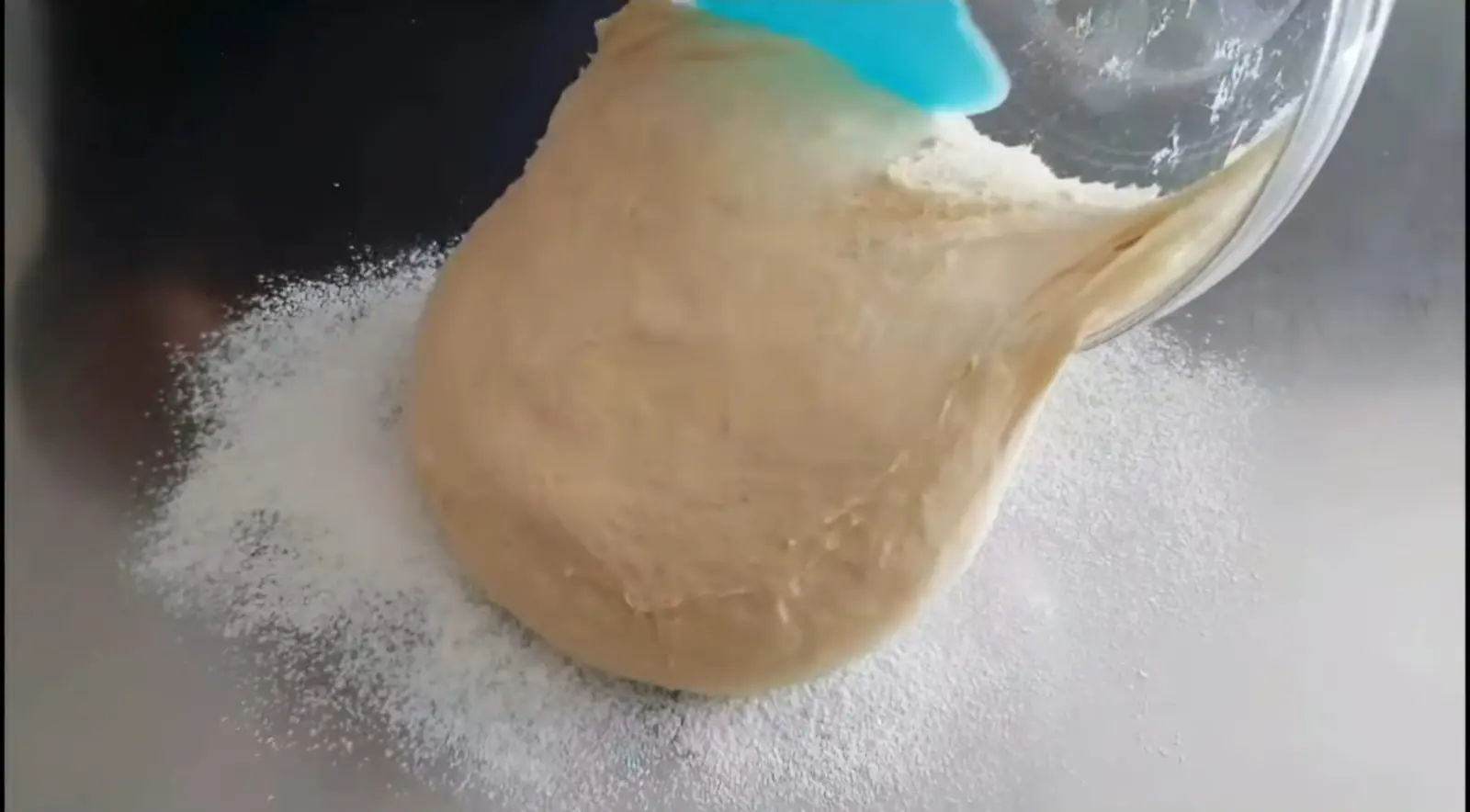 Impasto morbido delle brioche intrecciate sul piano di lavoro