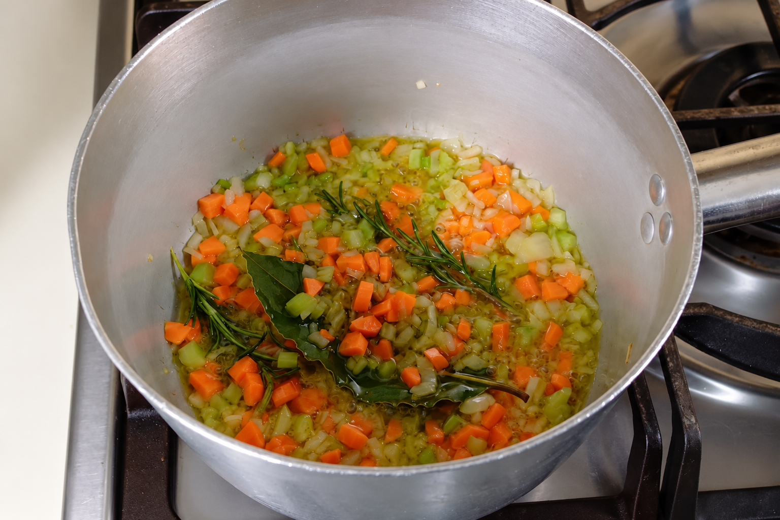 Soffritto di sedano, carota e cipolla con alloro e rosmarino
