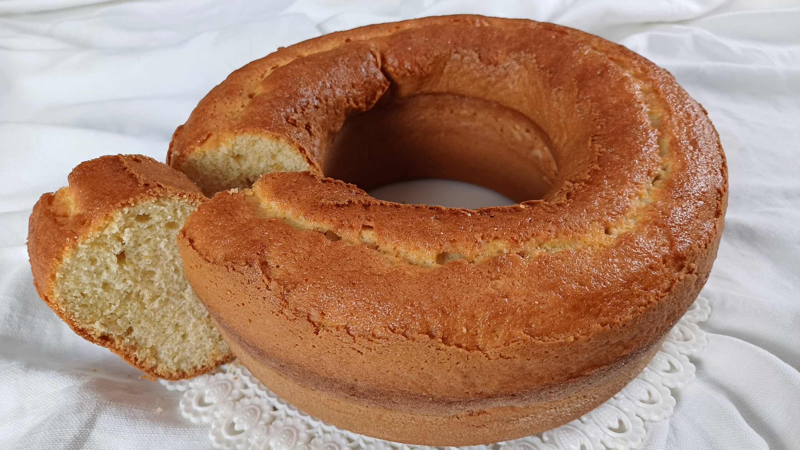 Ciambellone classico: soffice, alto e irresistibile
