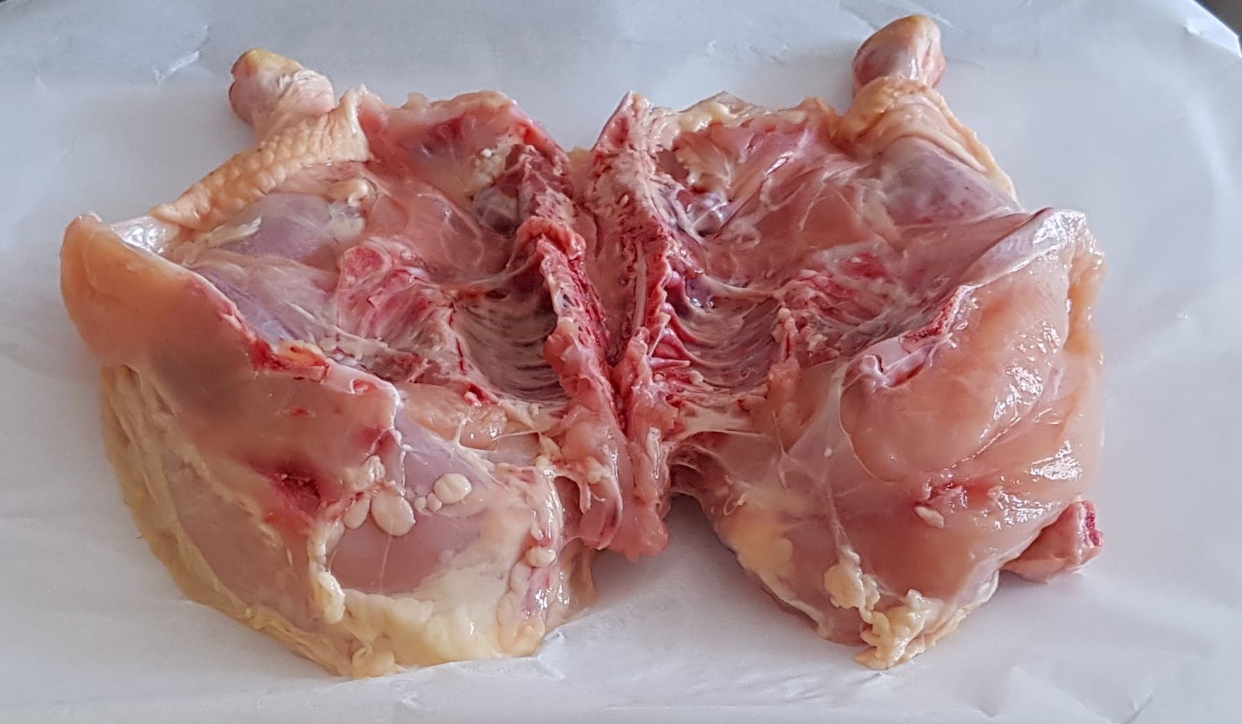 Pollo Crudo: Rischi di Contaminazione. Come Evitare Problemi in Cucina