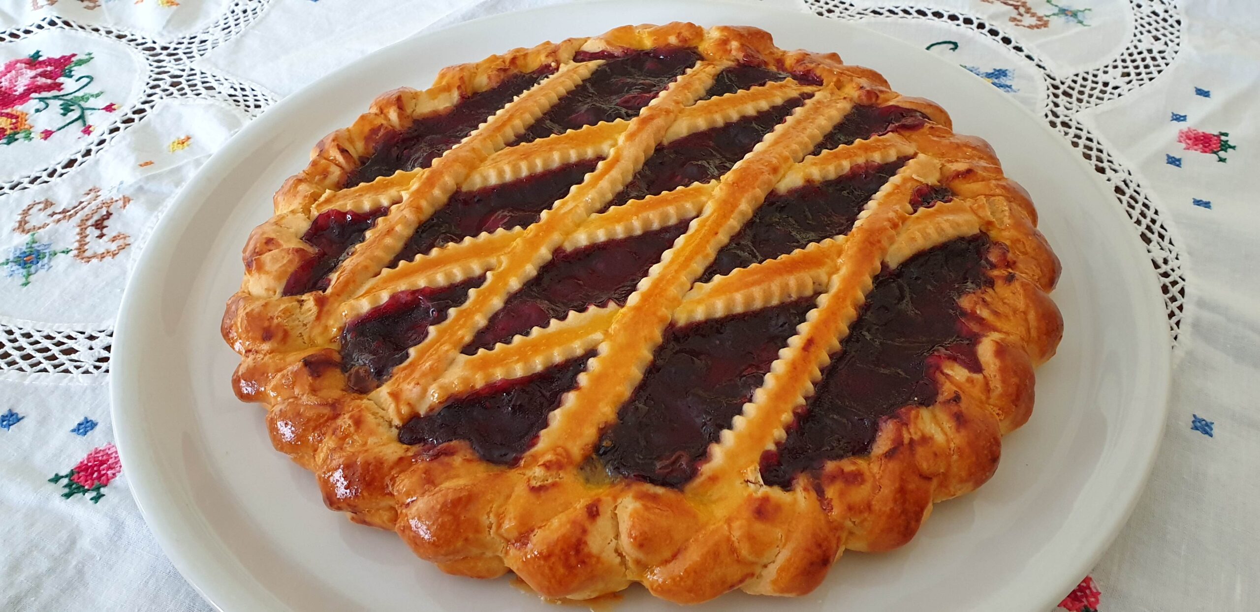 Crostata con confettura di frutti di bosco: ricetta semplice e profumata.