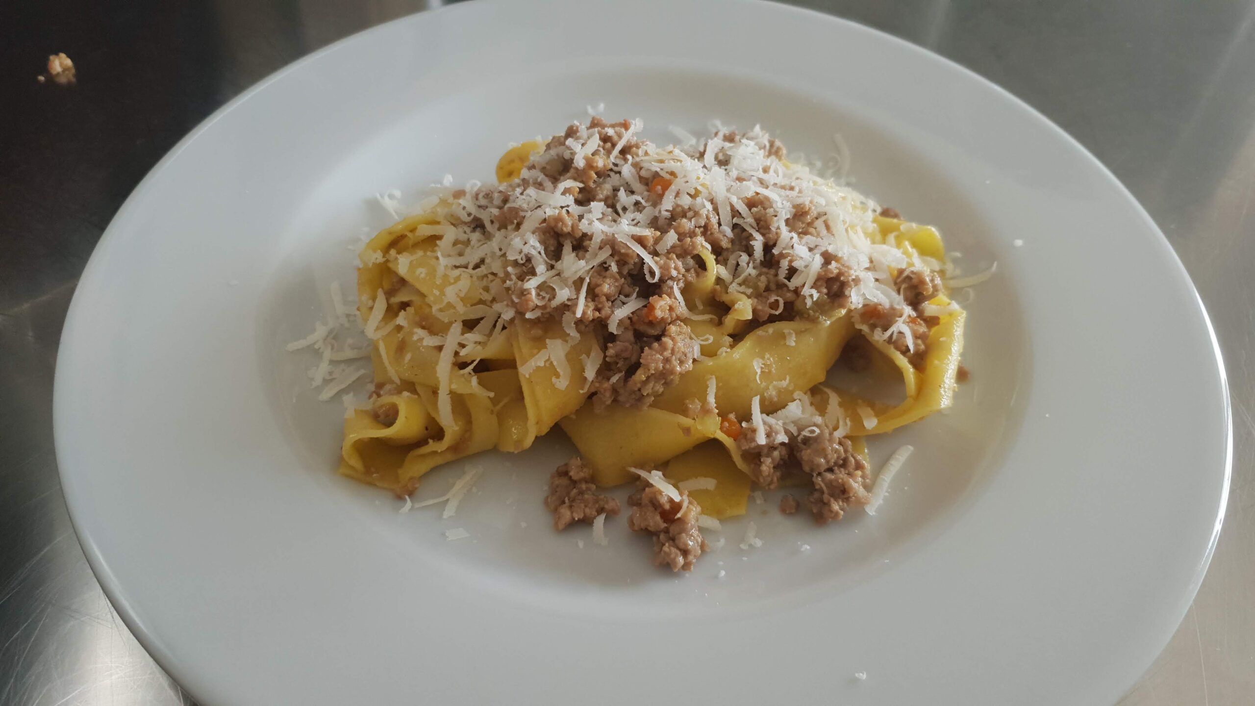 Pappardelle al ragù bianco di vitello: ricetta rustica, delicata e perfetta per ogni occasione