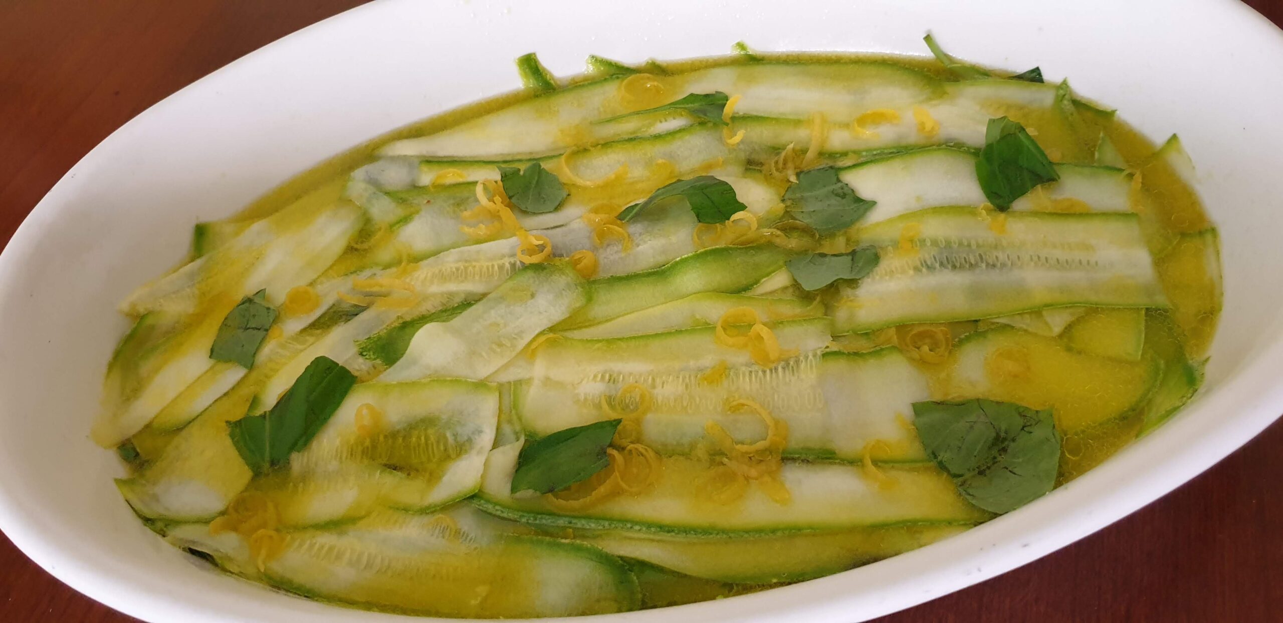 Zucchine marinate senza cottura: solo 3 zucchine per un contorno facile e veloce