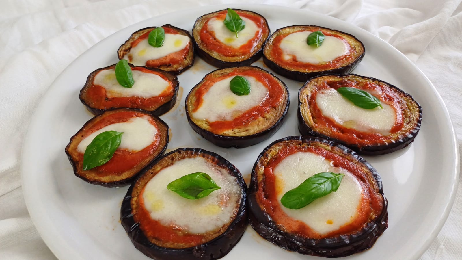 Melanzane alla Caprese in Padella: una Ricetta Semplice, Filante e Irresistibile!