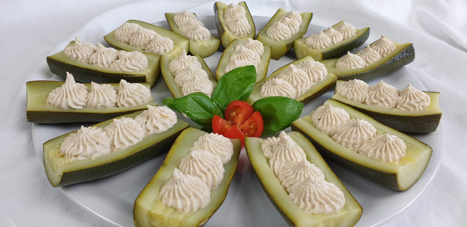 Barchette di zucchine tonnate - fresche, fresche, leggere e pronte in 15 minuti