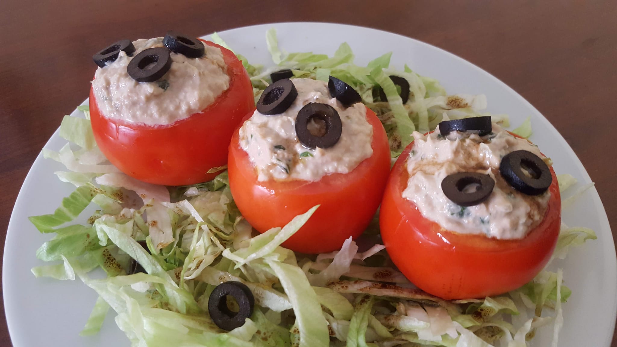 Pomodori ripieni – senza cottura, facili e irresistibili, pronti in 10 minuti
