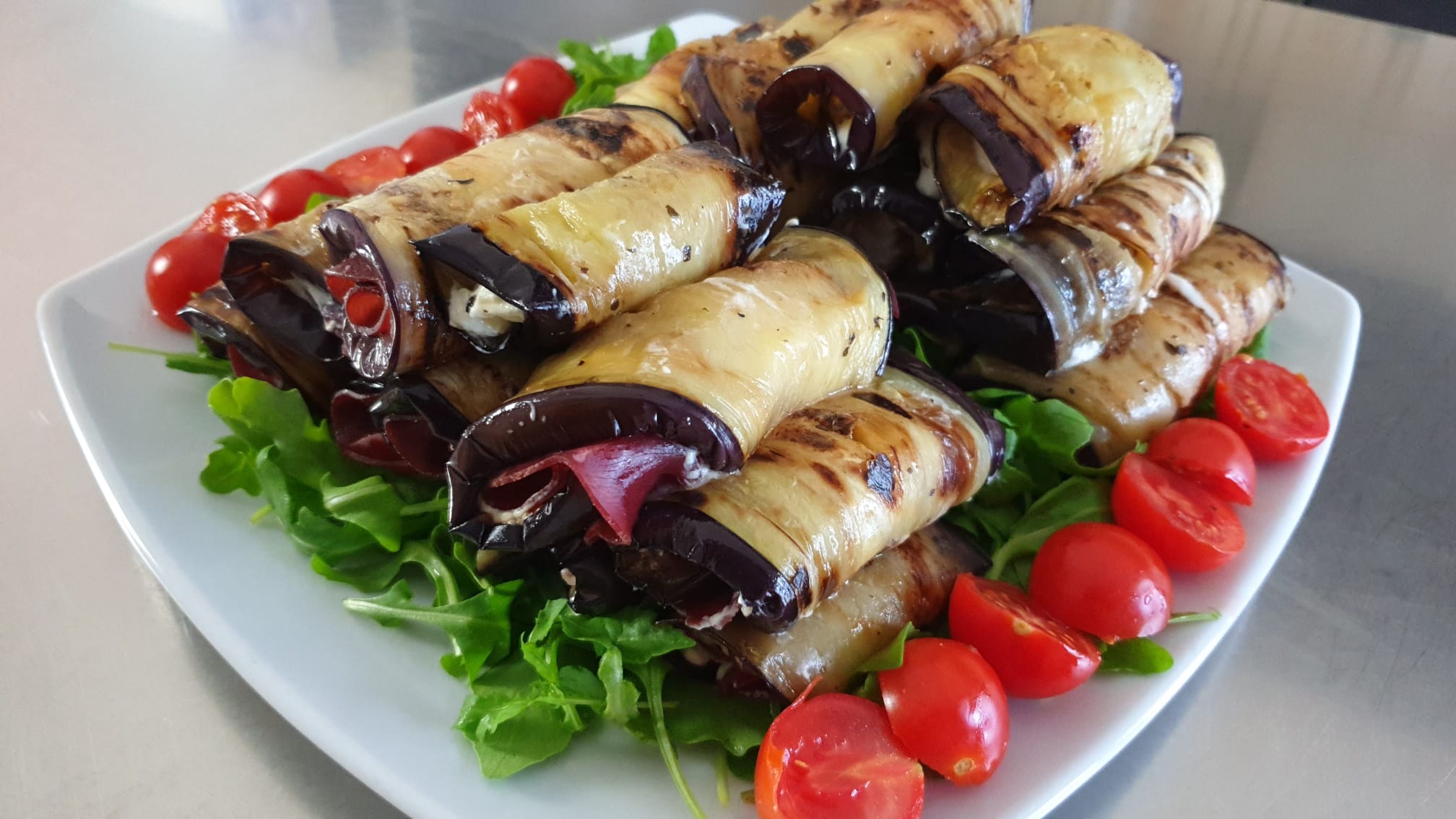 Involtini di melanzane: senza forno, 2 farciture, ricetta facile e veloce