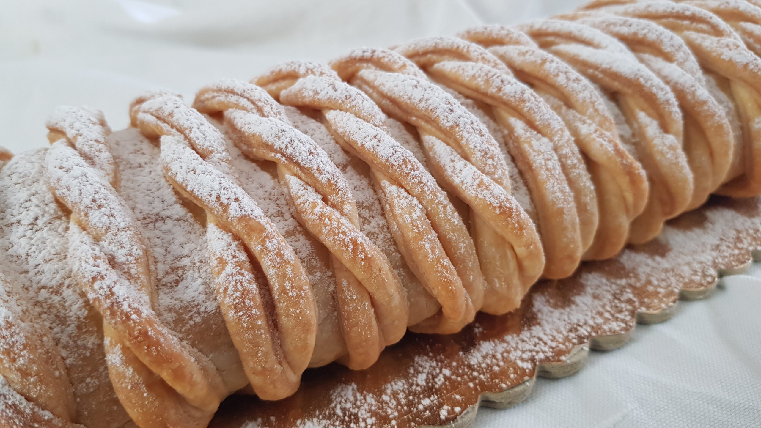 Rotolo d’autunno alle mele: lo strudel facile veloce e irresistibile