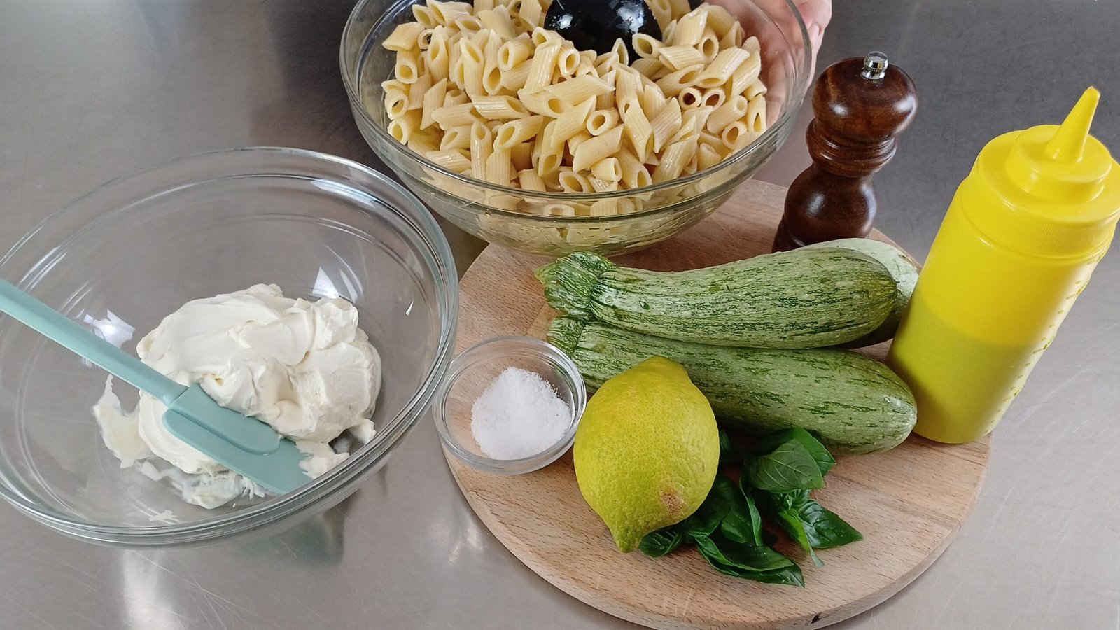 pasta fredda con zucchine e ricotta